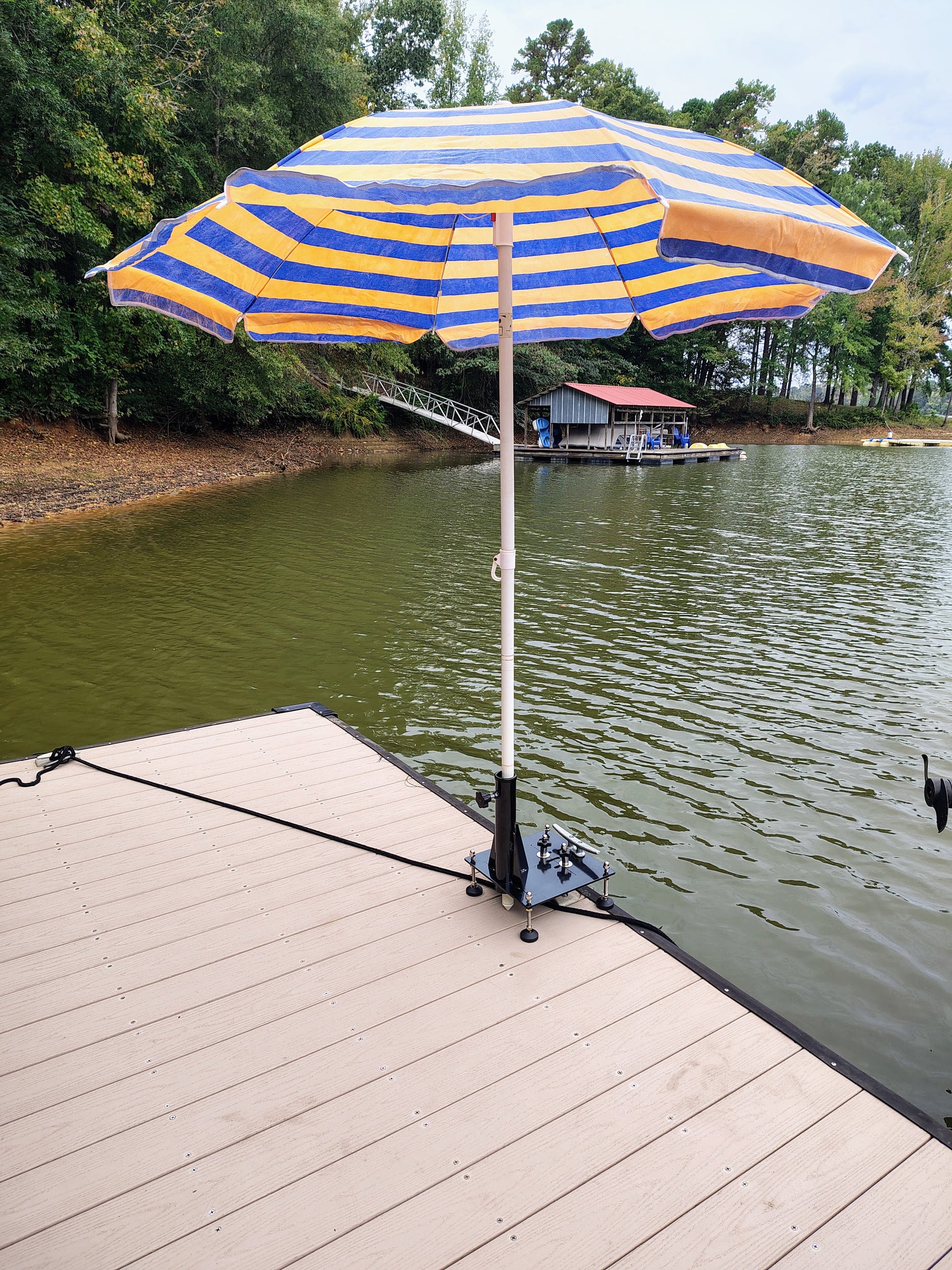 Cleat mounted umbrella and flag pole holder for docks and pier cleats