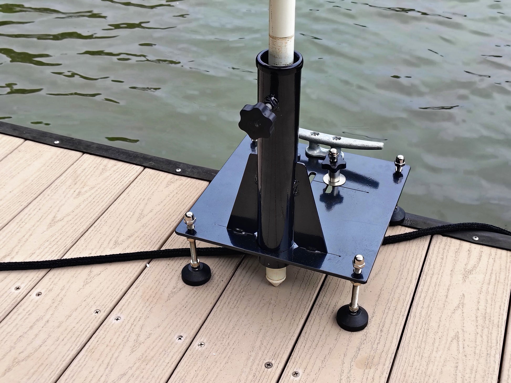 Cleat mounted umbrella and flag pole holder for docks and pier cleats