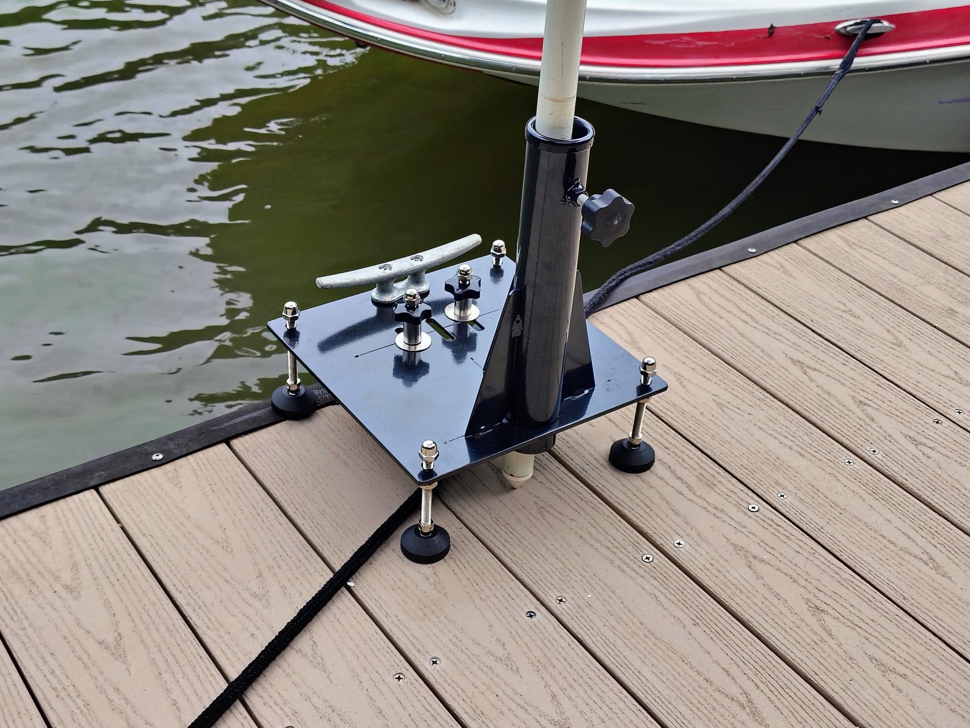 Cleat mounted umbrella and flag pole holder for docks and pier cleats