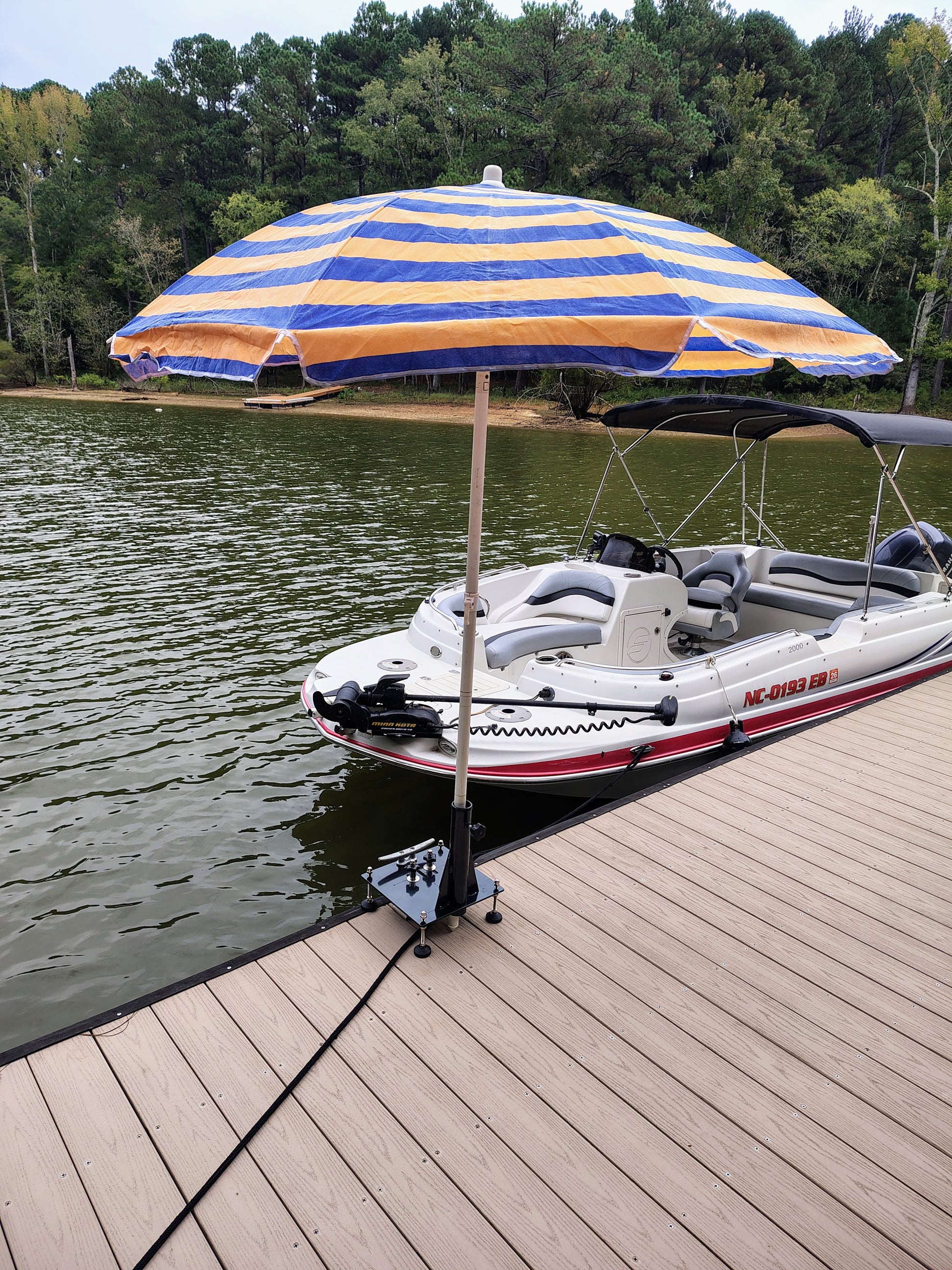 Cleat mounted umbrella and flag pole holder for docks and pier cleats