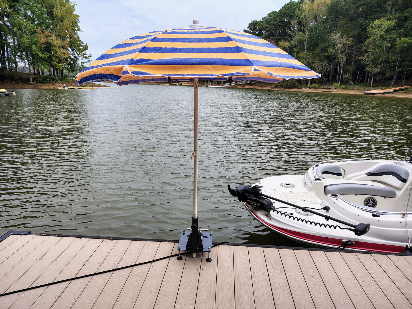Cleat mounted umbrella and flag pole holder for docks and pier cleats