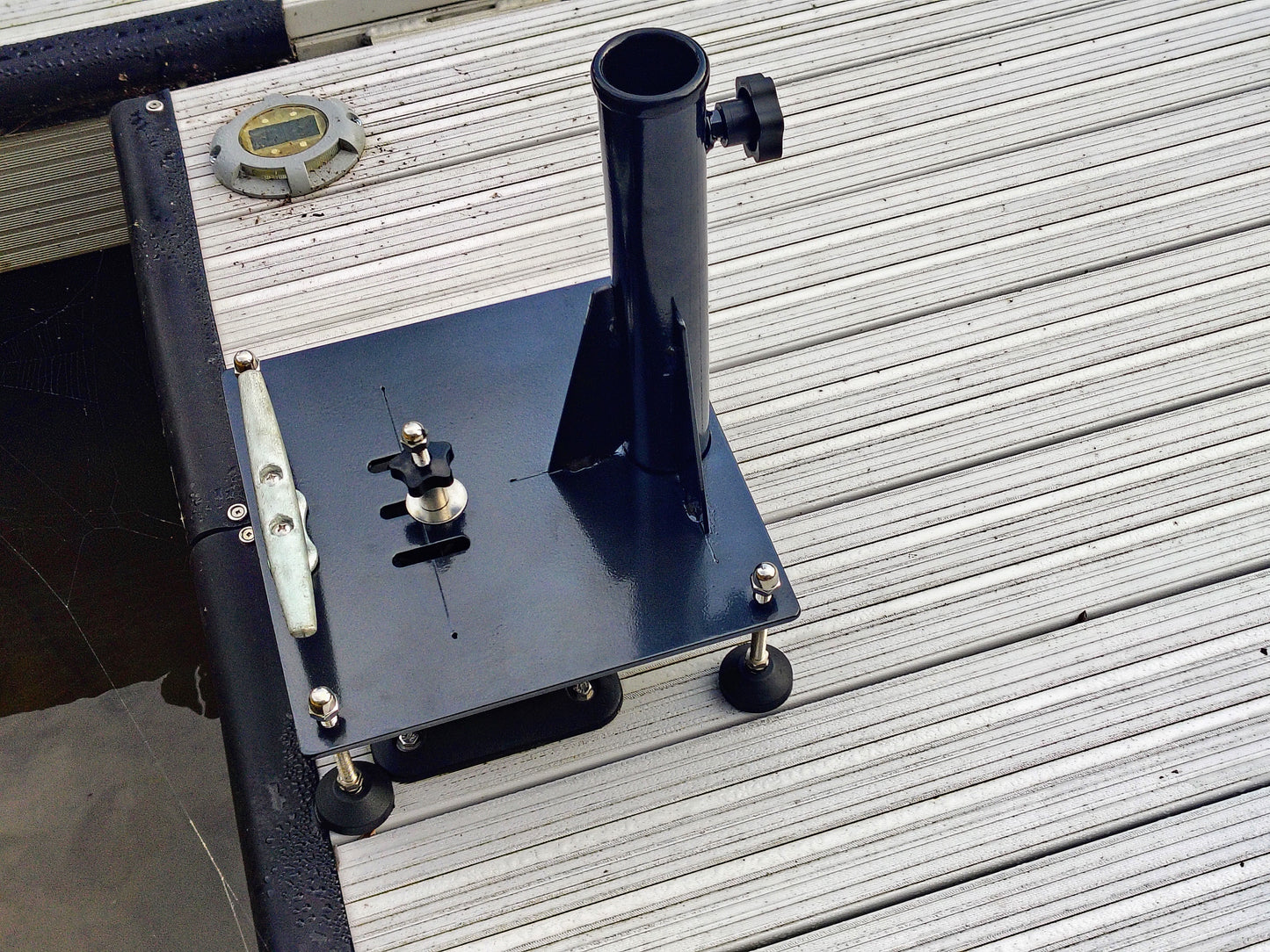 Cleat mounted umbrella and flag pole holder for docks and pier cleats