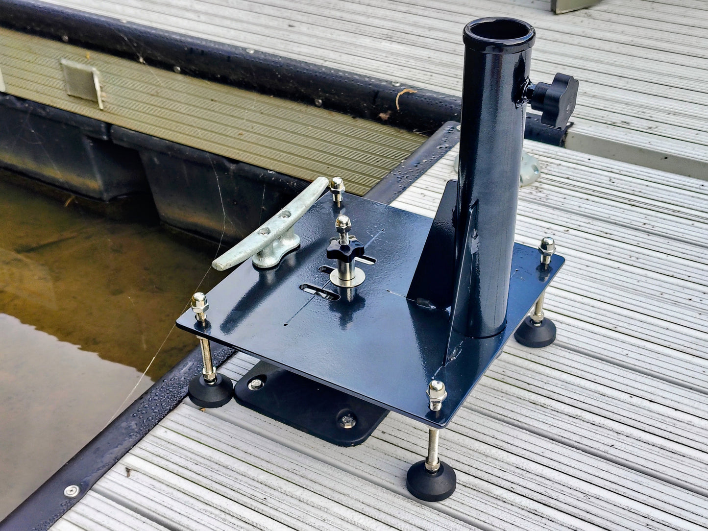 Cleat mounted umbrella and flag pole holder for docks and pier cleats